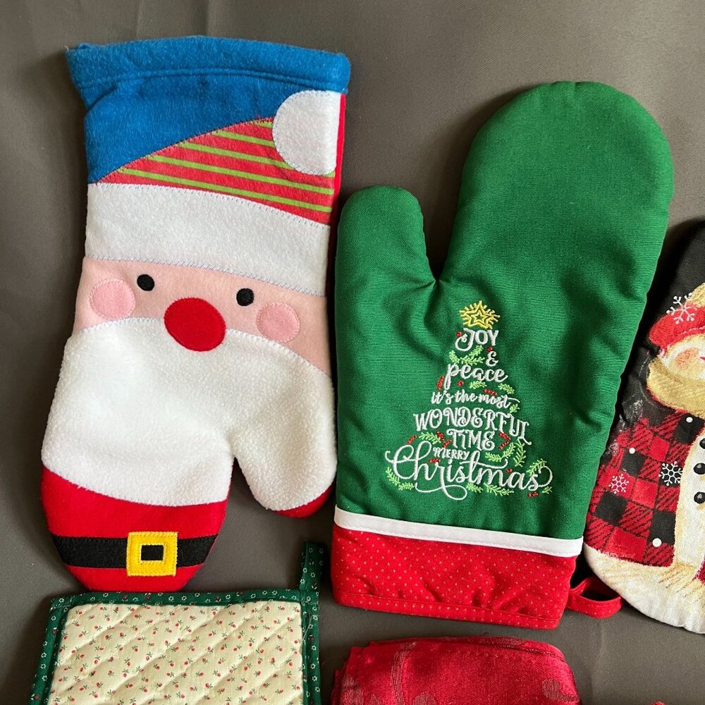 Set Of 8 Christmas-Themed Oven Mitts Pot Holders & Towels Featuring Santa Snowme - Picture 2 of 5